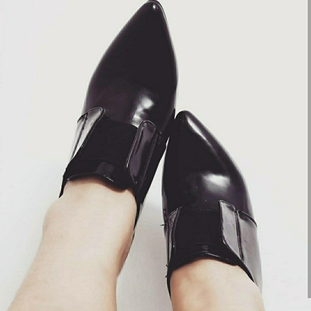 Beautiful mod bootie heel